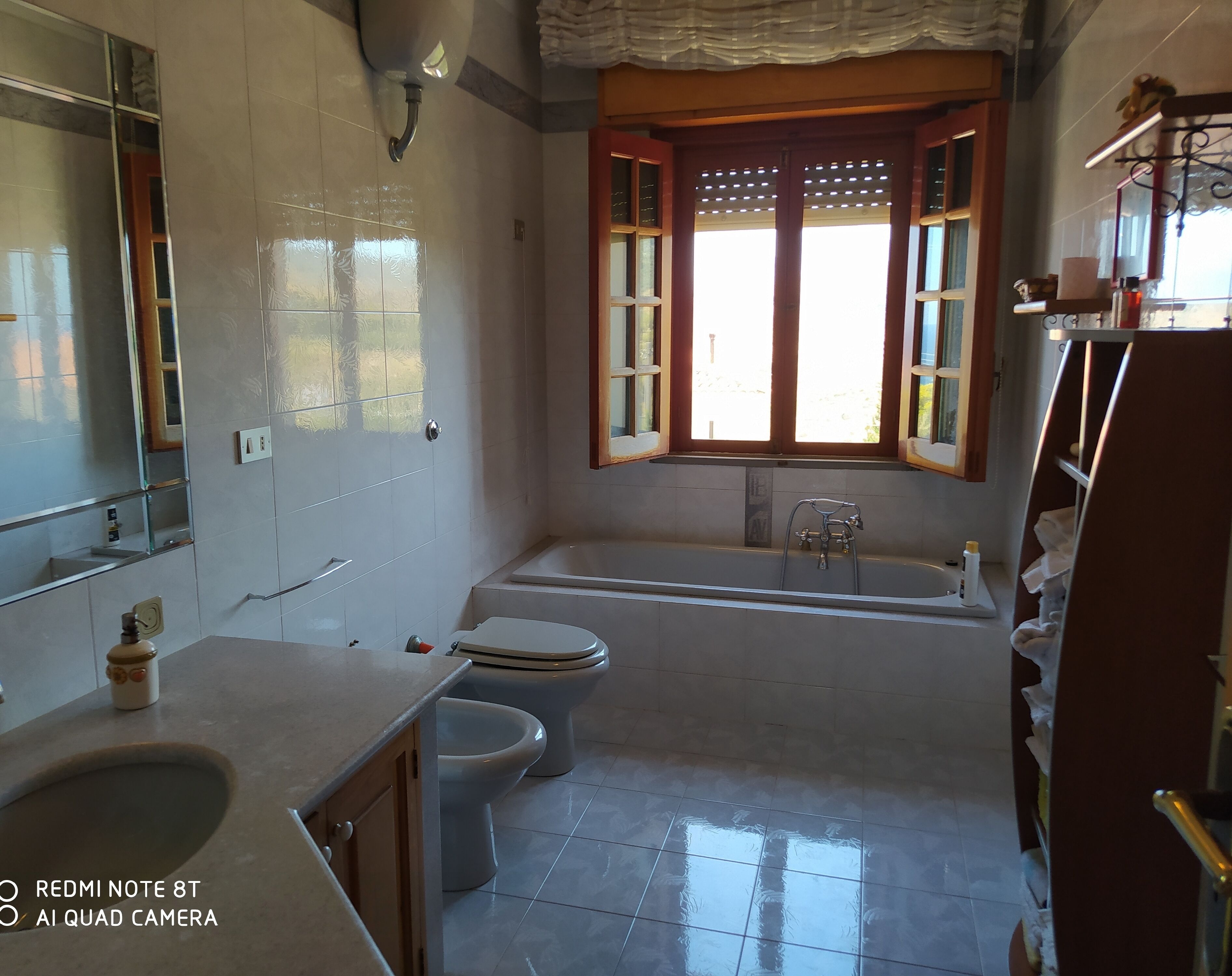 Een bad, een haardroger, een bidet, handdoeken