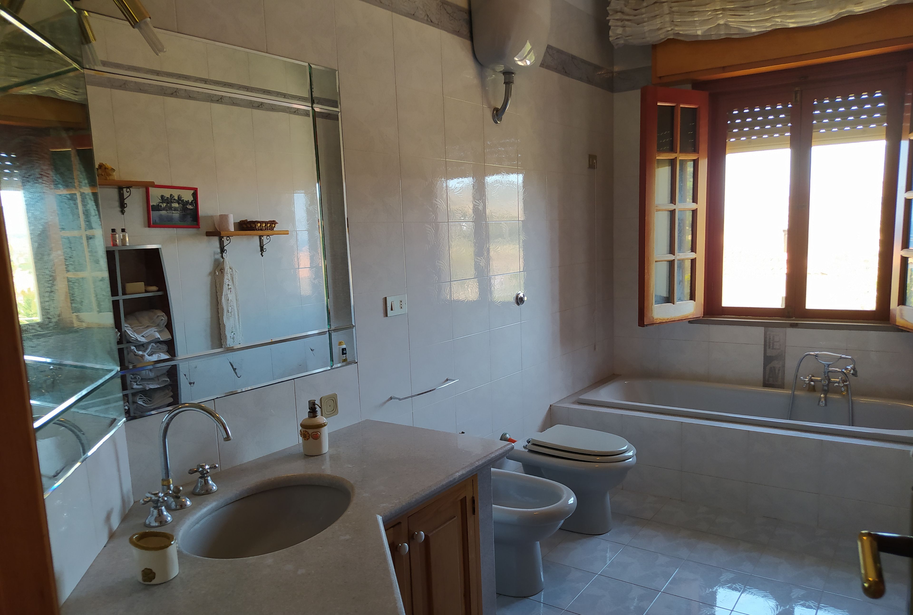 Ein Badezimmer mit Waschbecken, Toilette, Bidet und Badewanne.