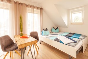 2 Schlafzimmer, Schreibtisch, Bügeleisen/Bügelbrett, Babybetten