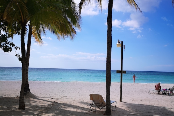 Nær stranden og solsenger