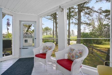 Interior. Pet-friendly creekside cottage w/ backyard