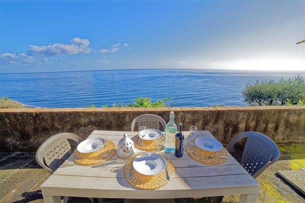 Mesa para cuatro con vista al mar.