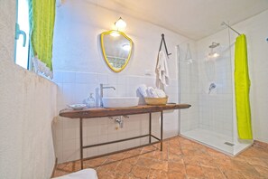 Shower, hair dryer, bidet, towels - sea view house with Etna behind (Carruba Riposto)
