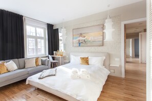 1 habitación, escritorio y espacio para trabajar con laptop 