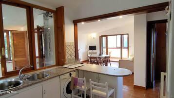 Refrigerador, parrilla de estufa, cafetera y tetera y tetera eléctrica