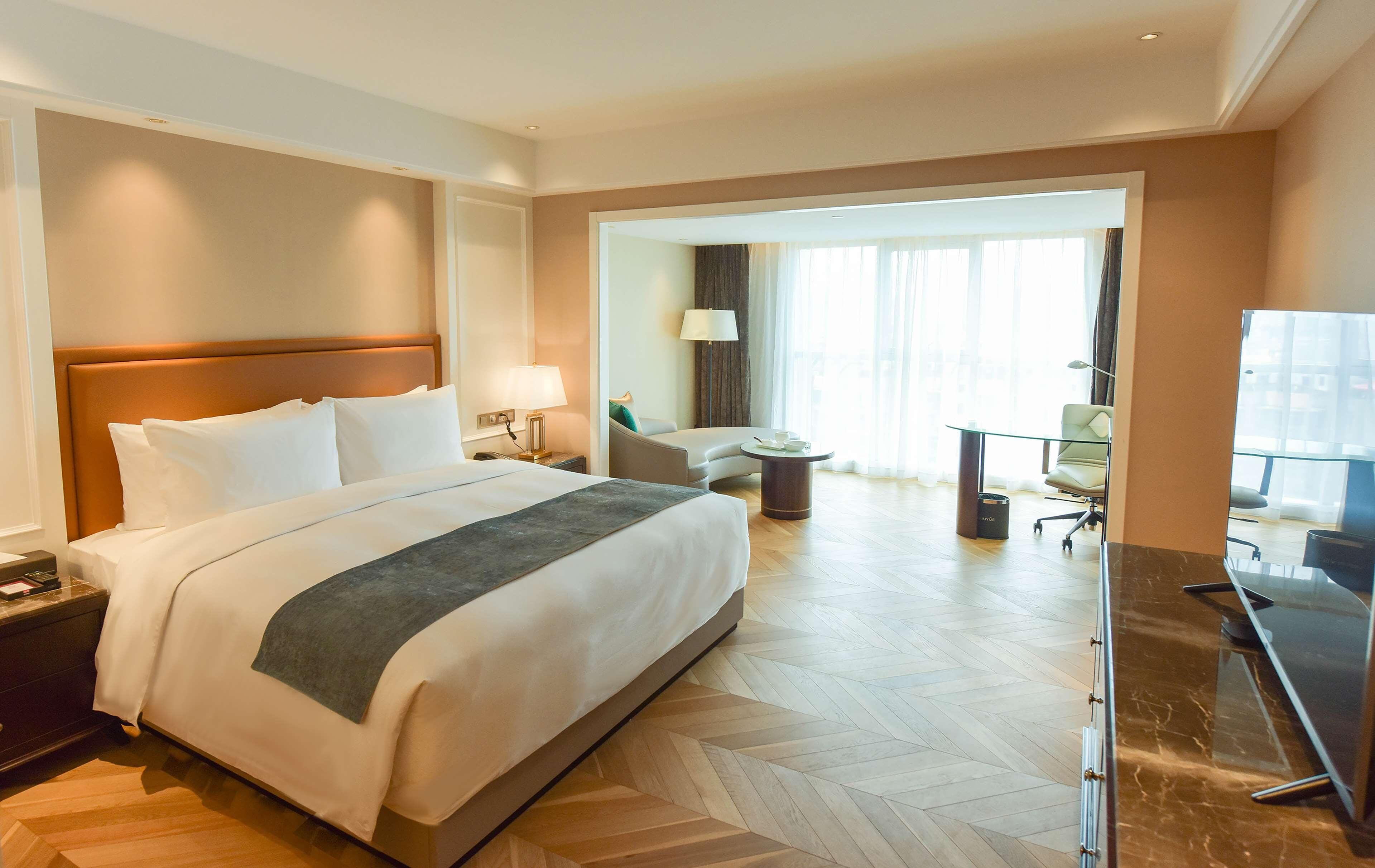 Hochwertige Bettwaren, Minibar, Zimmersafe, Schreibtisch