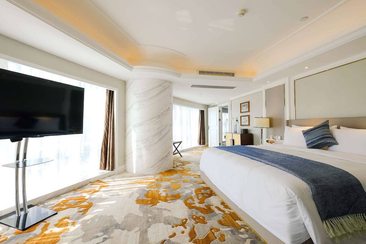 ห้องดีลักซ์สวีท, เตียงคิงไซส์ 1 เตียง, ปลอดบุหรี่ | เครื่องนอนระดับพรีเมียม, มินิบาร์, ตู้นิรภัยในห้องพัก, โต๊ะทำงาน