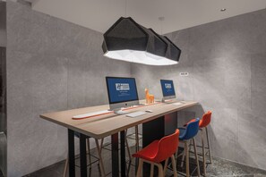 A modern office space with a long table, two monitors, and two chairs. - Holiday Inn Express Yangquan City Center by IHG (Yangquan)