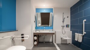 Un baño moderno con inodoro, lavamanos y ducha.