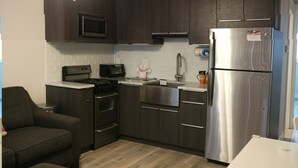 Coffee/tea maker, microwave, cookware/dishes/utensils - Tropic Breeze Unit #1 Madeira Beach Steps Away fro (Madeira Beach)