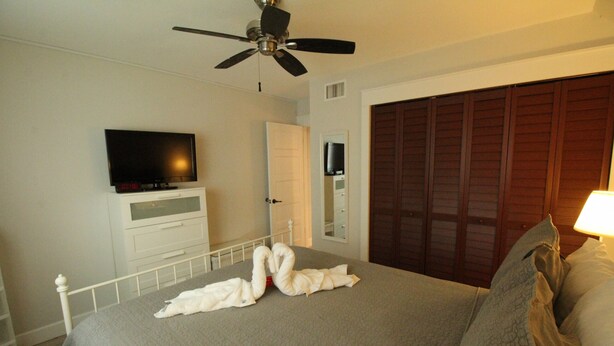 1 bedroom, bed sheets - Tropic Breeze Unit #1 Madeira Beach Steps Away fro (Madeira Beach)