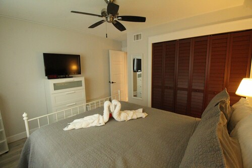 Tropic Breeze Unit #1 Madeira Beach Steps Away fro
