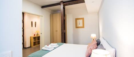 1 soveværelse, skrivebord, lydisolering, strygejern/strygebræt