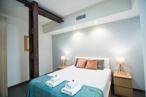 1 soverom, skrivebord, lydisolert og strykejern/-brett