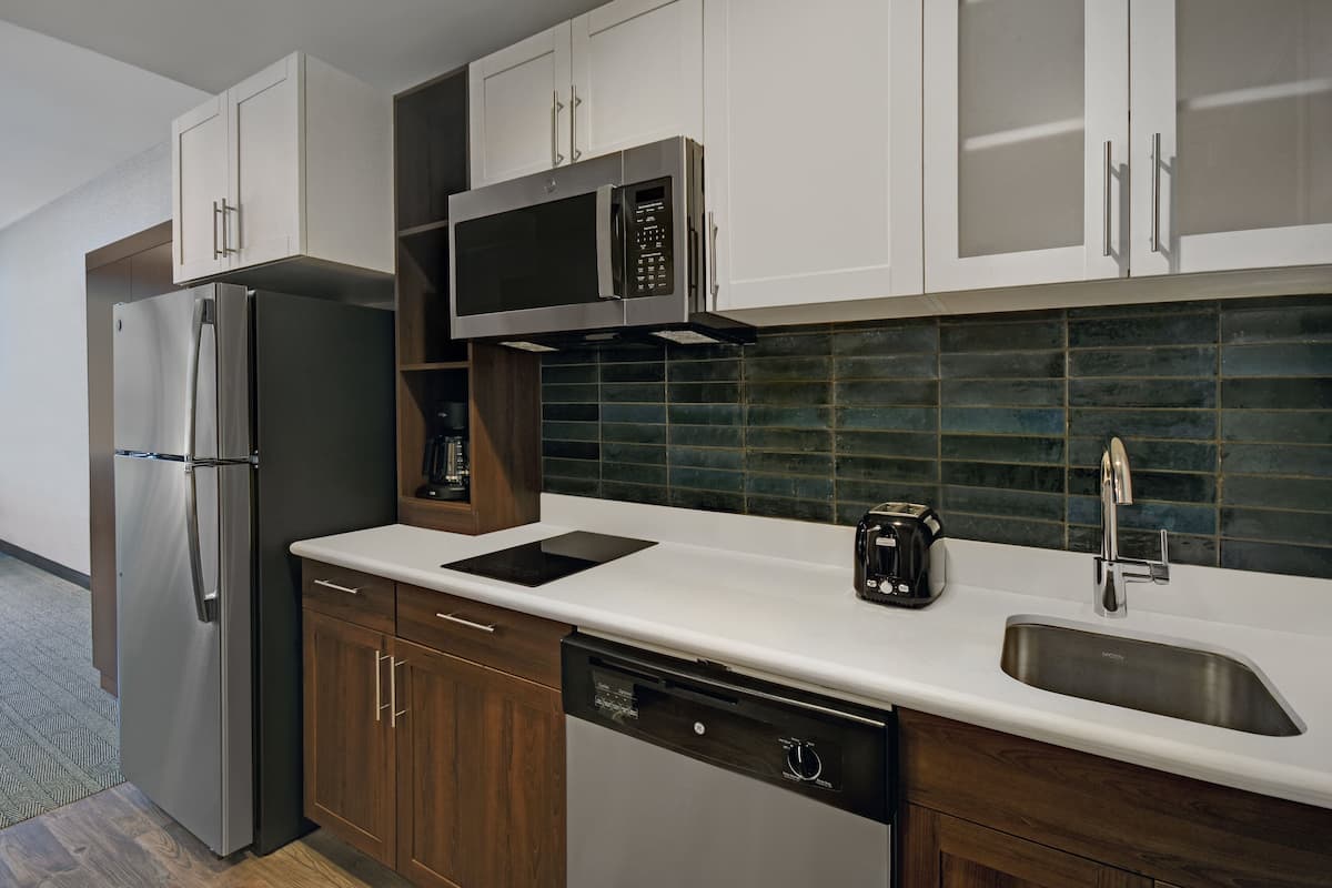 Full-size fridge, microwave, oven, stovetop