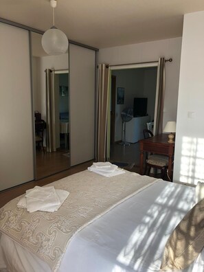 1 bedroom, desk, iron/ironing board, free WiFi - Chez Lucia near Perigueux (Église-Neuve-de-Vergt)