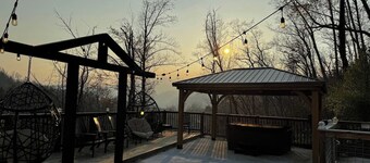 3B 2 bath Cottage w Pool Hottub Close to Main st