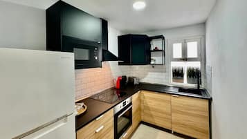 Frigorifero, microonde, forno, piano cottura
