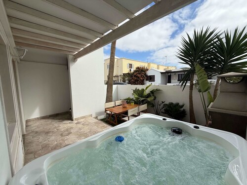 Le Family Palms · Patio & Jacuzzi by Bayside