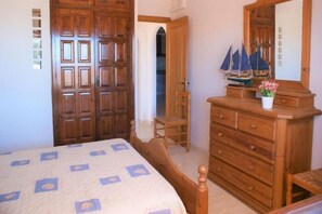 2 slaapkamers, een strijkplank/strijkijzer, internet