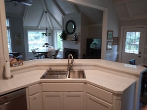 Fridge, microwave, oven, stovetop - Woodsy Lake Retreat (hot springs national park)