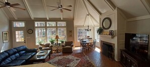 Smart TV, chimenea, tenis de mesa y libros 