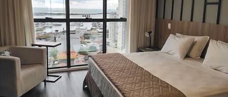 Minibar, caja de seguridad en la habitación y escritorio