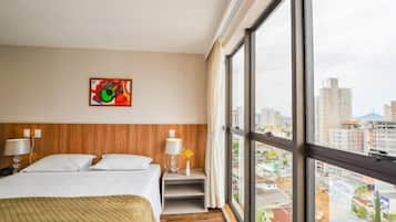 Quarto casal superluxo | Frigobar, cofres nos quartos, escrivaninha