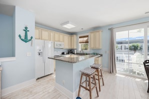 Frigorifero, microonde, forno, piano cottura