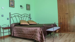 10 bedrooms, iron/ironing board, free WiFi, bed sheets - 4* rural houses with garden and all comforts (sasamon)