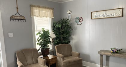 Cozy Farmhouse in Town
