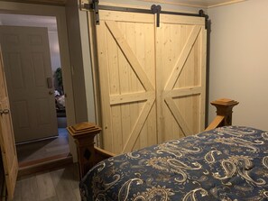 2 bedrooms, iron/ironing board, travel crib, free WiFi - Cozy Farmhouse in Town (Twin Falls)