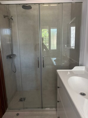 Kostenlose Toilettenartikel, Haartrockner, Handtücher, Seife