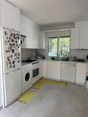 Fridge, microwave, oven, stovetop - Chalet Playa La Barrosa (Chiclana de la Frontera)