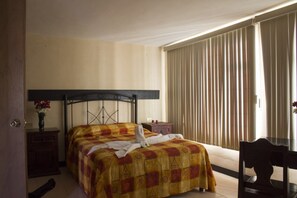 客房 | 办公桌、免费 WiFi、床单