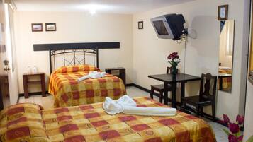 Een bureau, gratis wifi, beddengoed