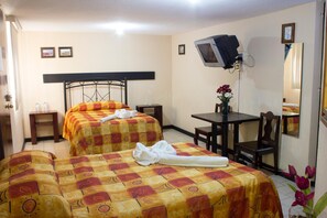 Desk, free WiFi, bed sheets - Villas Hotel Cholula (San Pedro Cholula)