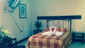 Room | Desk, WiFi (free), bed sheets - Villas Hotel Cholula (San Pedro Cholula)