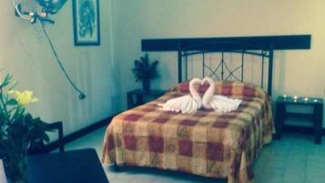 Habitación | Escritorio, wifi gratis y ropa de cama