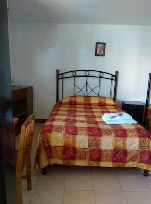 Room | Desk, free WiFi, bed sheets