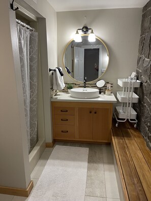 Douche, sèche-cheveux, serviettes fournies, savon