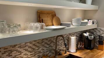 Coffee/tea maker, fridge, microwave, oven