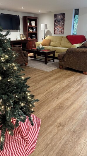 Smart TV, DVD player, books, video library - 	
Cozy Forest Hideaway –no matter the time of year it’s quiet and beautiful. (Oregon City)