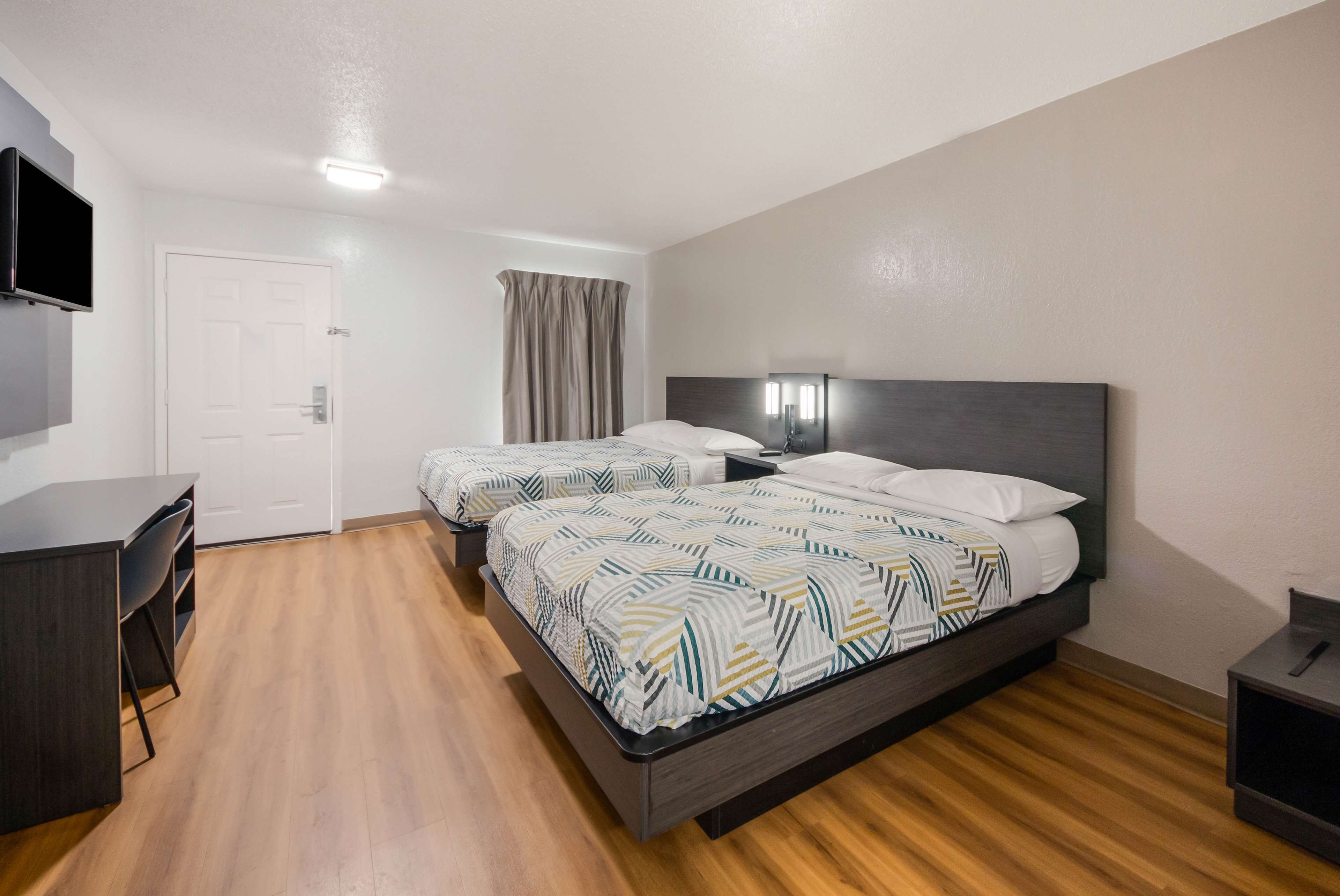 Escritorio, wifi gratis, ropa de cama