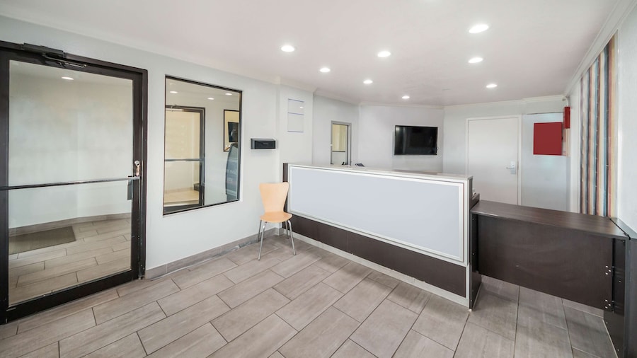 Studio 6 Laredo, TX - North I-35