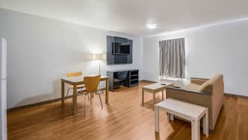 Skrivebord, wi-fi (inkludert) og sengetøy