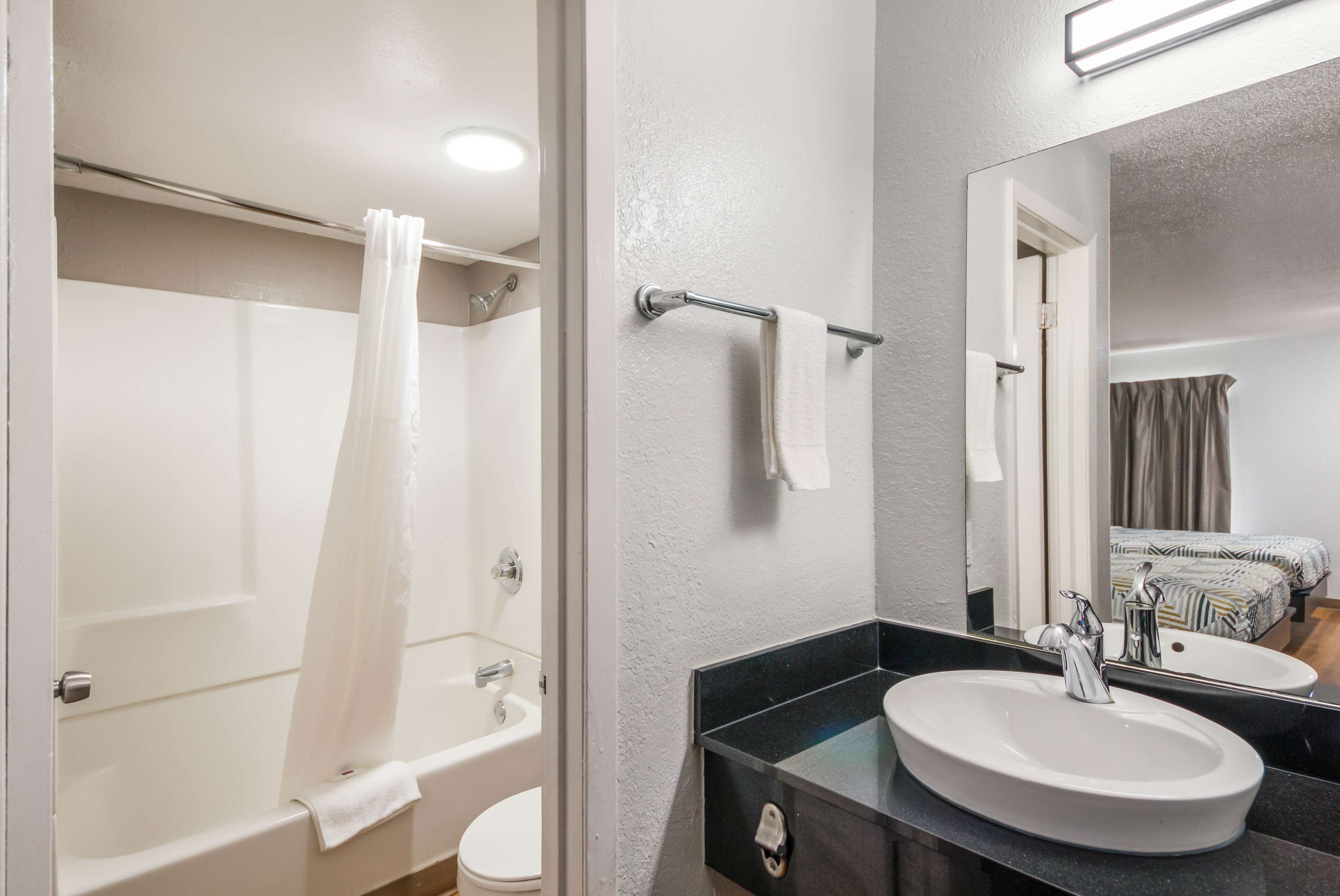 Combined shower/bathtub, towels