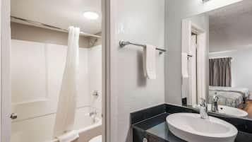 Combined shower/bathtub, towels