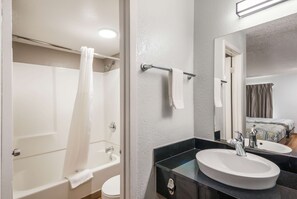 Bañera con ducha, toallas