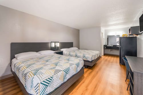 Escritorio, wifi gratis y ropa de cama